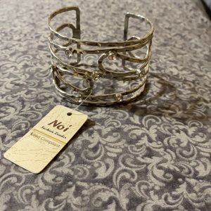 Bangle bracelet